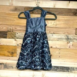 Rare Editions size 7 sleeveless elegant dress with bow detail and sequins